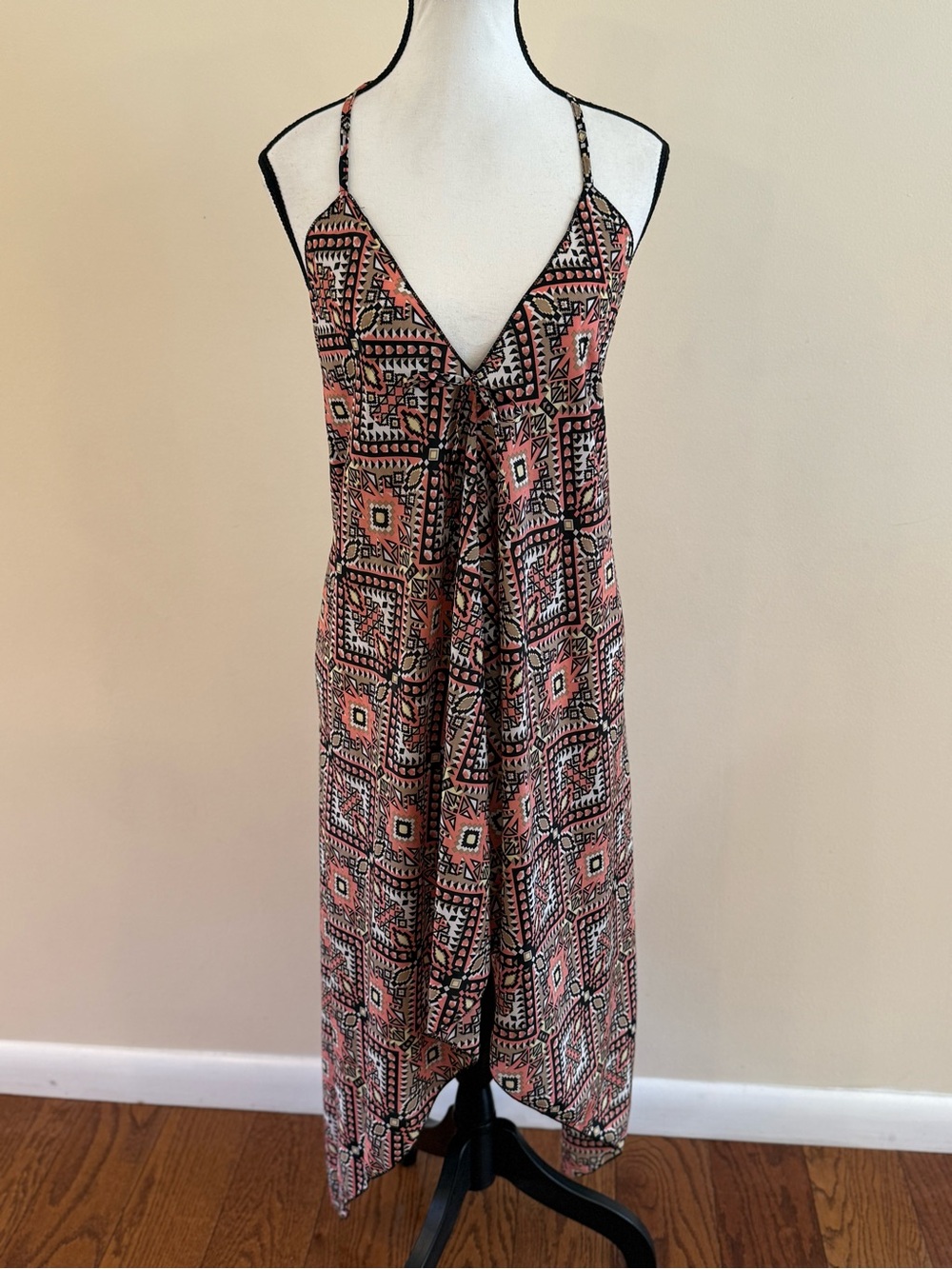 Sleeveless V-Neck Printed Midi Dress in Coral and Black size Small